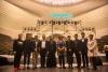 江苏省流行音乐学会领导吴小平（左五，江苏省流行音乐学会顾问、江苏省音乐家协会副主席、文化部专家、国家一级作曲）、杨丽娟（右四，江苏省流行音乐学会主席、江苏省音乐家协会副主席、国家一级演员）、齐勉乐（右五，江苏省流行音乐学会副主席、南京艺术学院流行音乐学院院长）、张丹丹（右一，江苏省流行音乐学会副主席、秘书长）、康恺（左一，江苏省流行音乐学会常务副主席）与演出嘉宾合影留念。